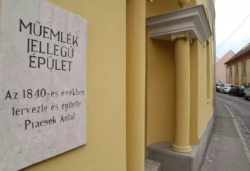 Piacsek Apartmanház