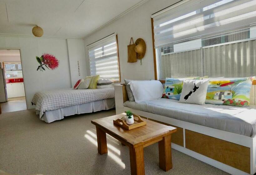 펜션 Pohutukawa Bach