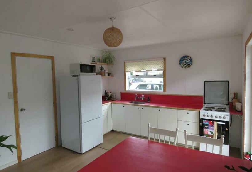 펜션 Pohutukawa Bach