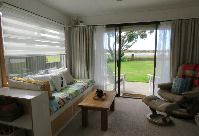 펜션 Pohutukawa Bach