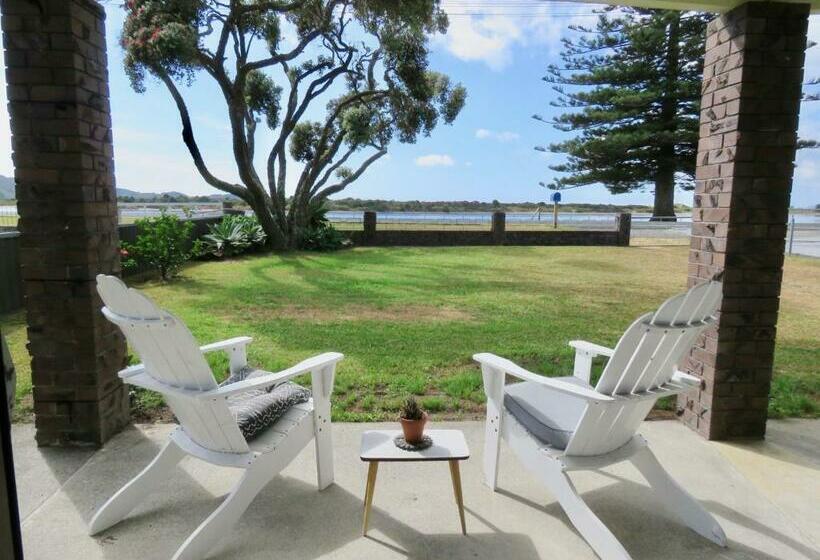 펜션 Pohutukawa Bach