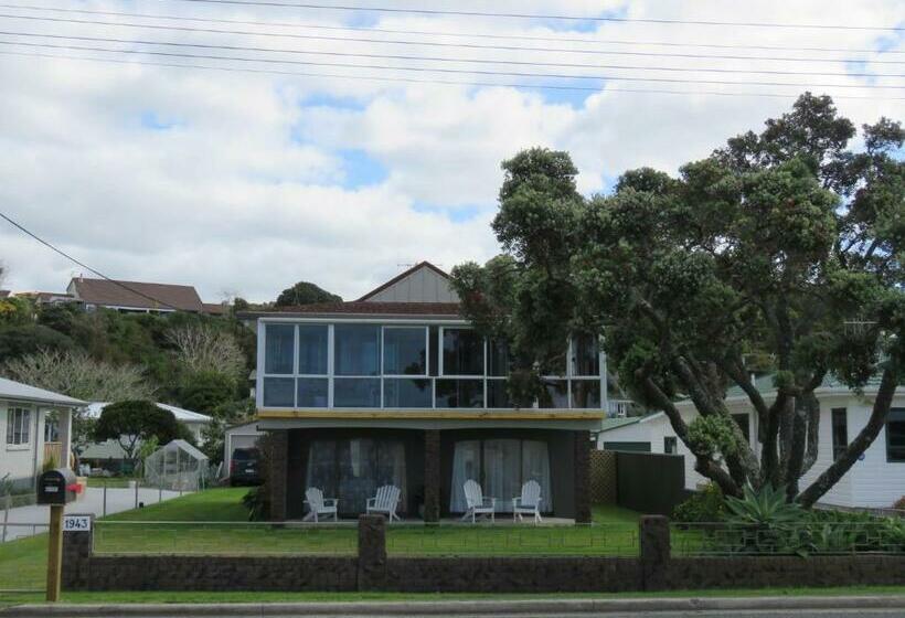 펜션 Pohutukawa Bach