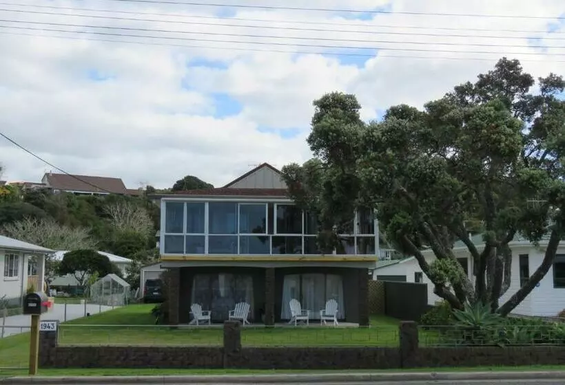 ペンション Pohutukawa Bach