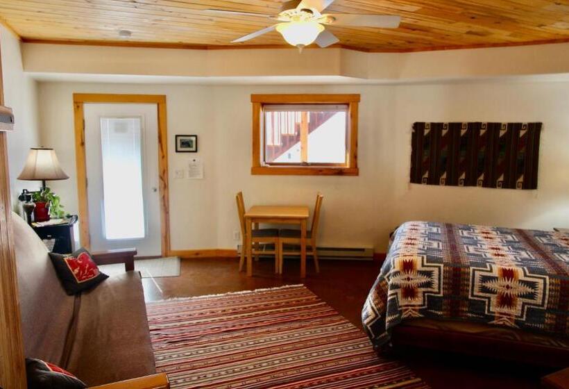 Bed and Breakfast Red Moon Lodge