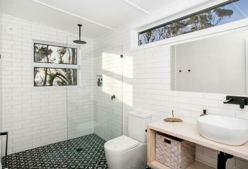 Отель Pebbly Beach Escape