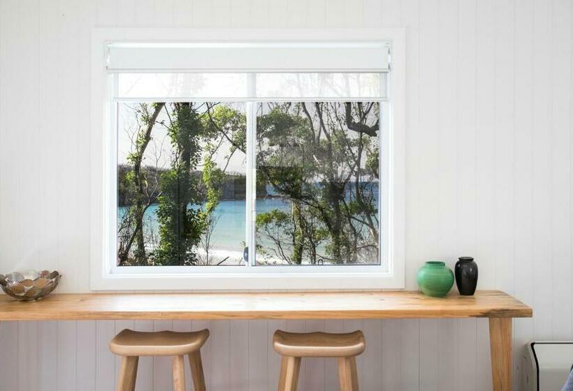 Отель Pebbly Beach Escape