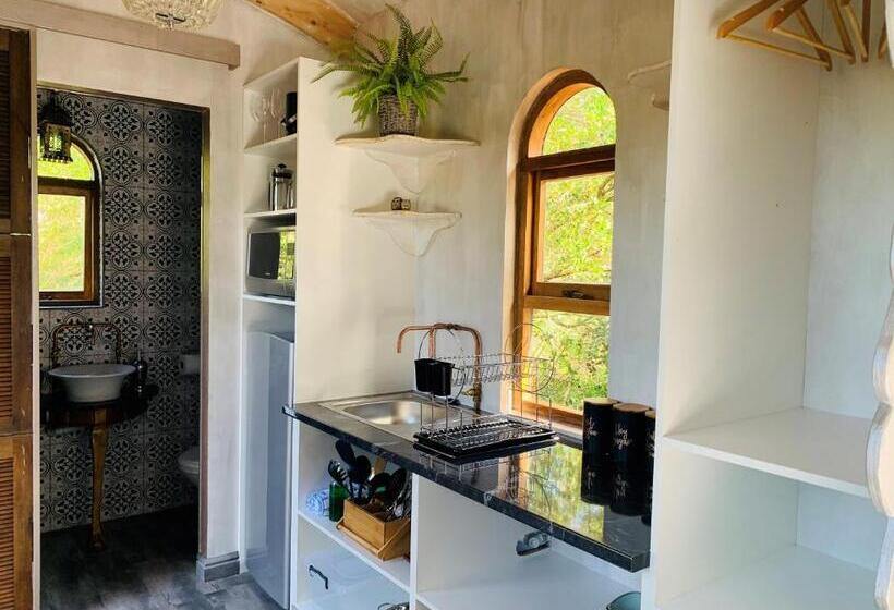 פנסיון Treedom Villas And Vardos