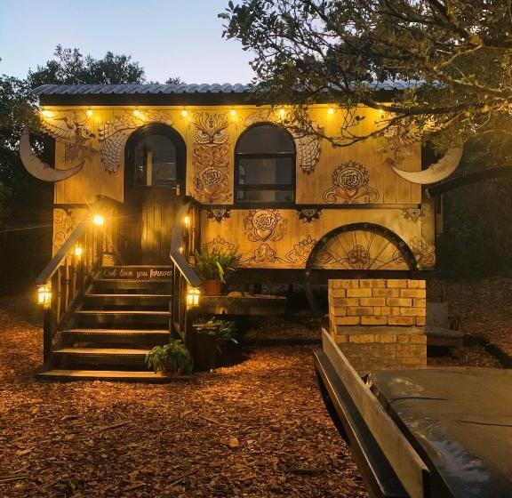 פנסיון Treedom Villas And Vardos