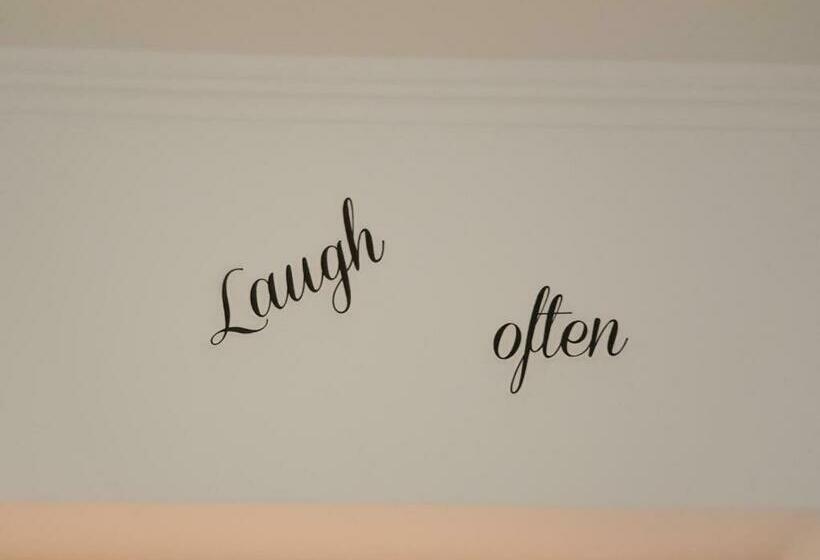 Lisbon Hostel Terminal 4