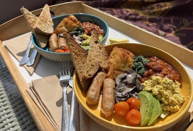 بنسيون The Base Vegan Retreat Animal Sanctuary