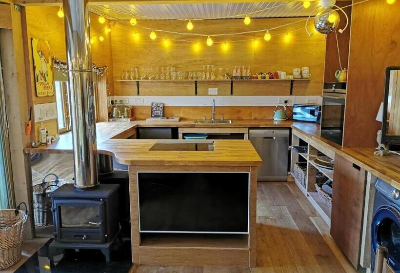 بنسيون The Base Vegan Retreat Animal Sanctuary