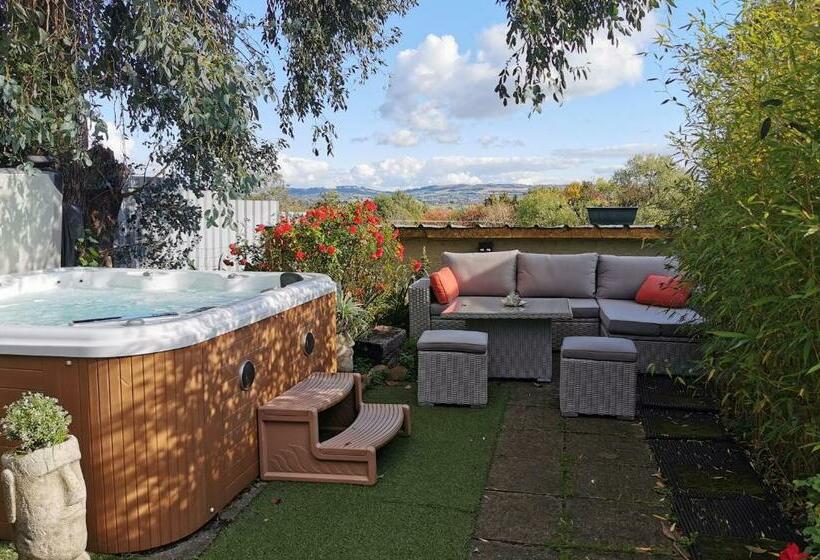 بنسيون The Base Vegan Retreat Animal Sanctuary