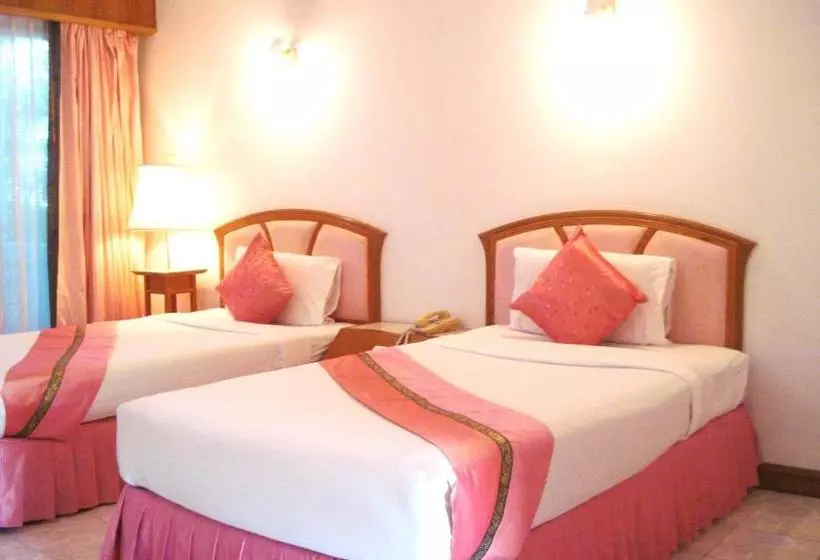 Отель Phuket Golden Sand Inn Sha Extra Plus