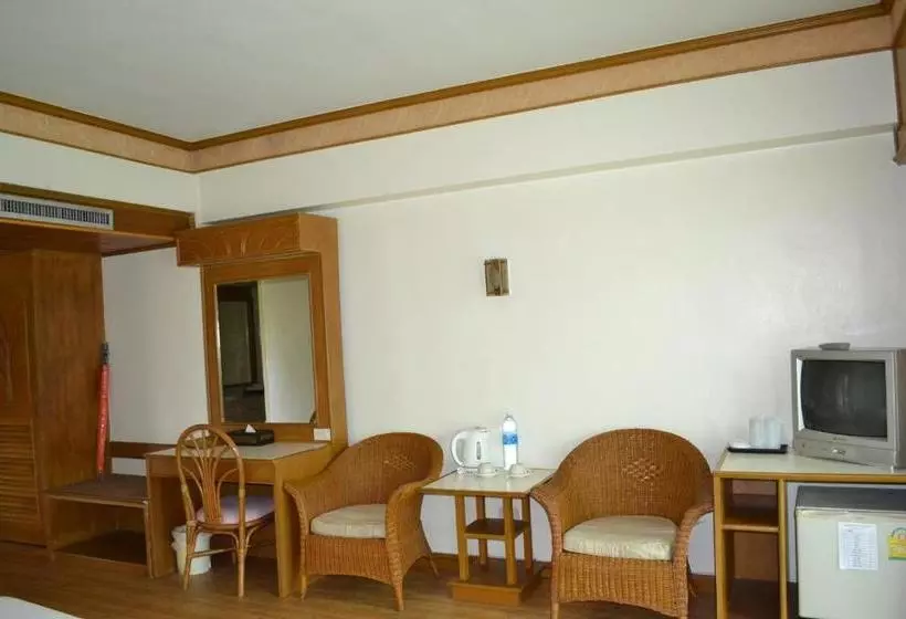 Отель Phuket Golden Sand Inn Sha Extra Plus