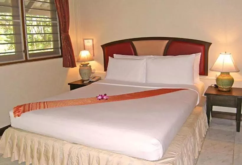 Отель Phuket Golden Sand Inn Sha Extra Plus