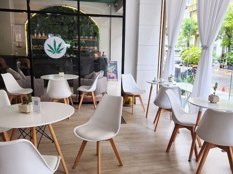 ホテル Issara Patong Beach