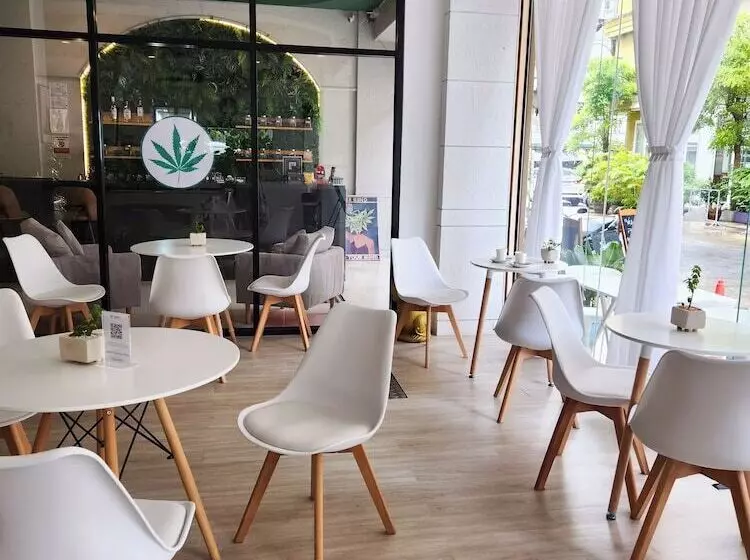 ホテル Issara Patong Beach