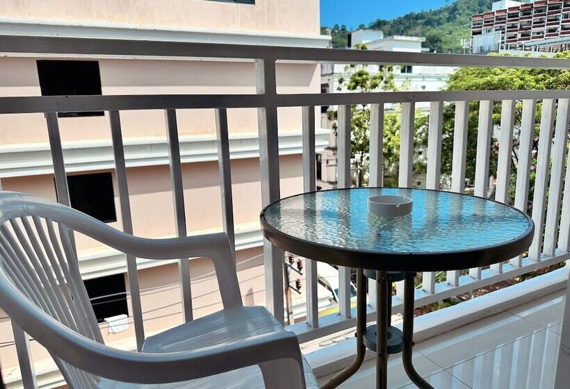 ホテル Issara Patong Beach