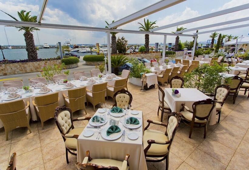 هتل Palace Marina Dinevi