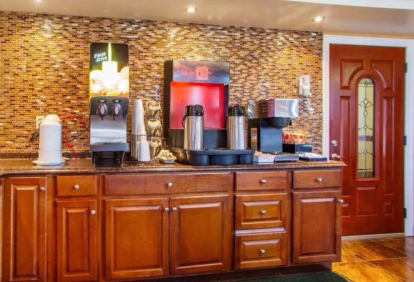 Отель Rodeway Inn Meadowlands