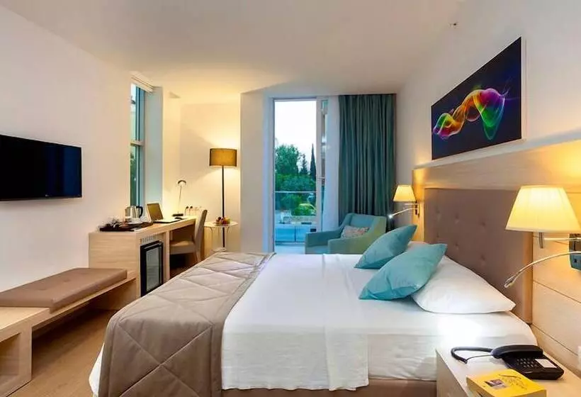 The Room Hotel & Apartments