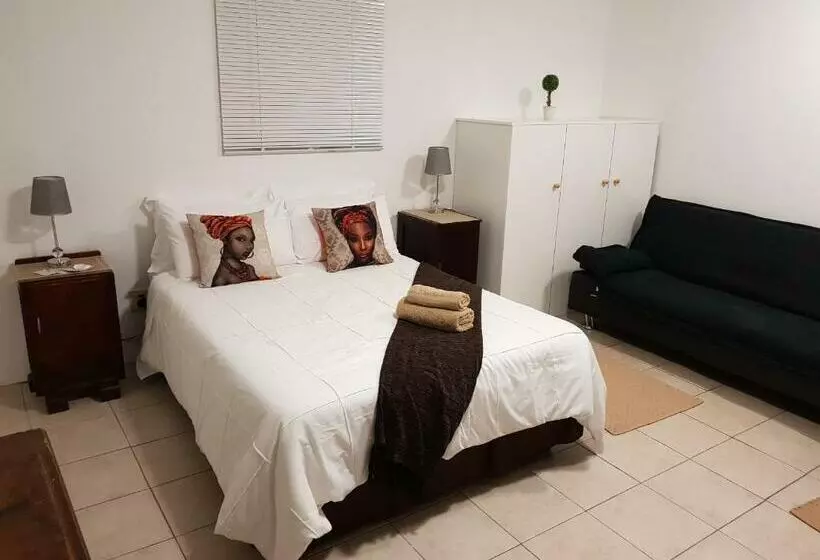 Majatalo African Dwarf Kingfisher Guesthouse