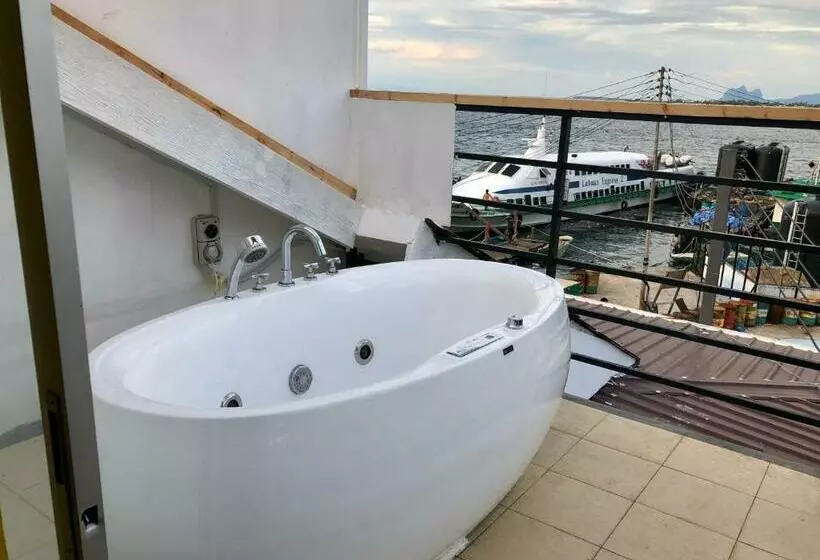 ユースホステル The Wharf