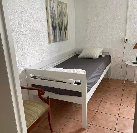 هتل Low Budget Bungalows