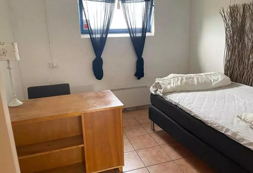 هتل Low Budget Bungalows