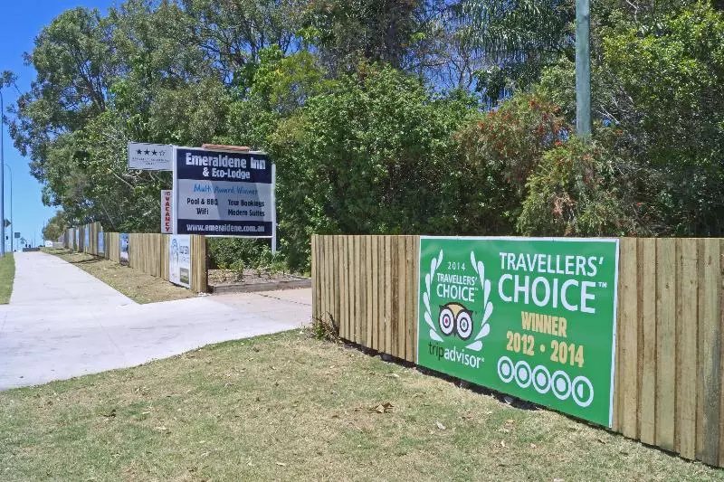 בית מלון כפרי Emeraldene Inn & Eco-lodge