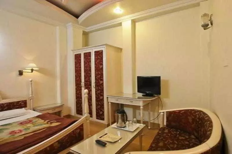 ホテル Mandakini Kanpur