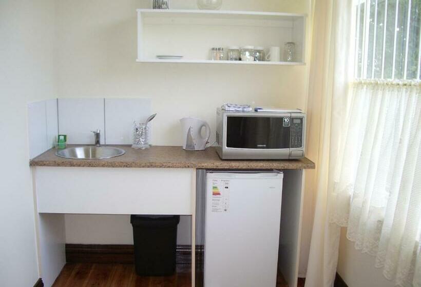 تختخواب و صبحانه Dee S Bnb