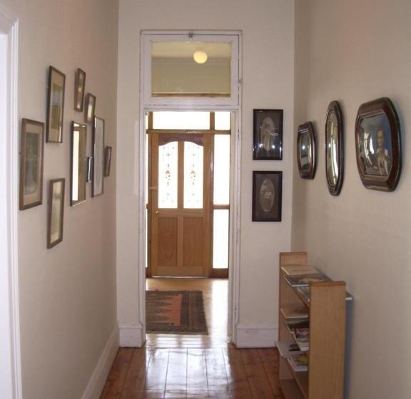 تختخواب و صبحانه Dee S Bnb