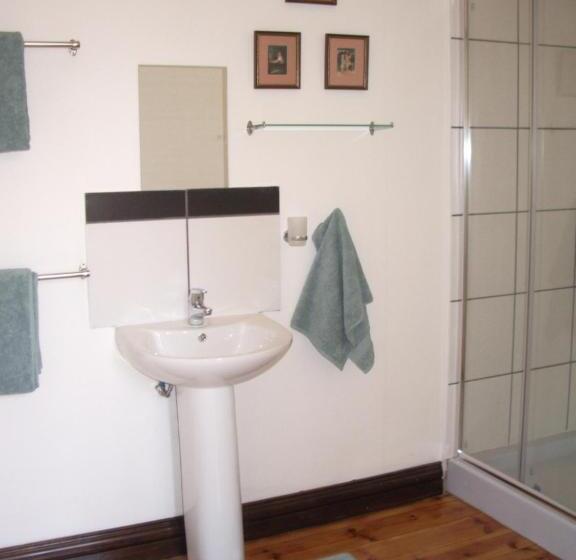 تختخواب و صبحانه Dee S Bnb