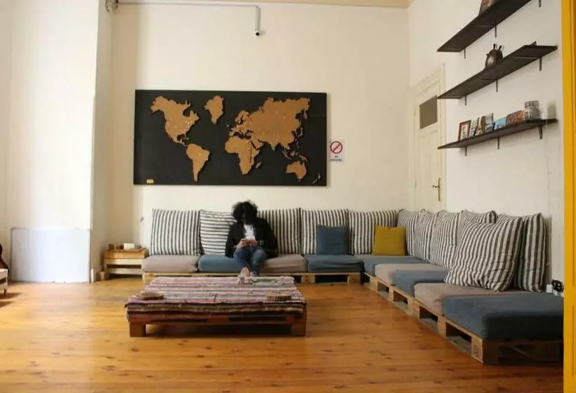 Ithaka Hostel