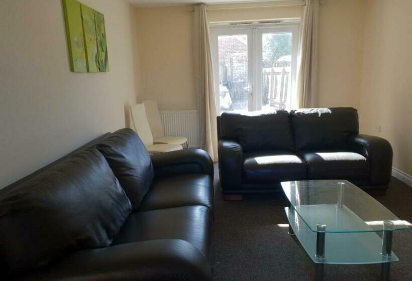 Pensió Clough Close