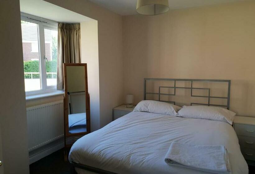 Pensió Clough Close