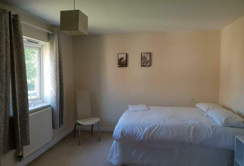 Pensió Clough Close