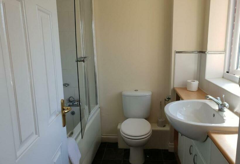 Pensió Clough Close