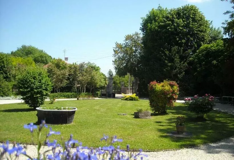 Aamiaismajoitus (B&B) Chateau De Pougy