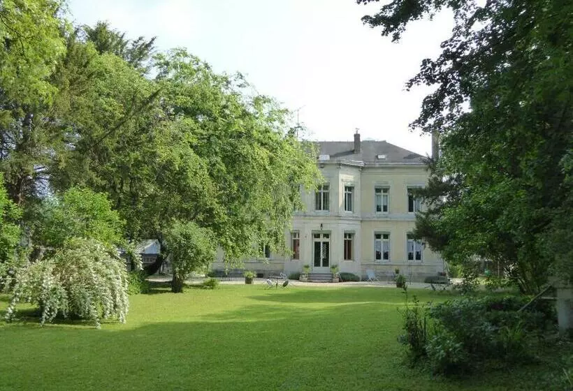 Aamiaismajoitus (B&B) Chateau De Pougy