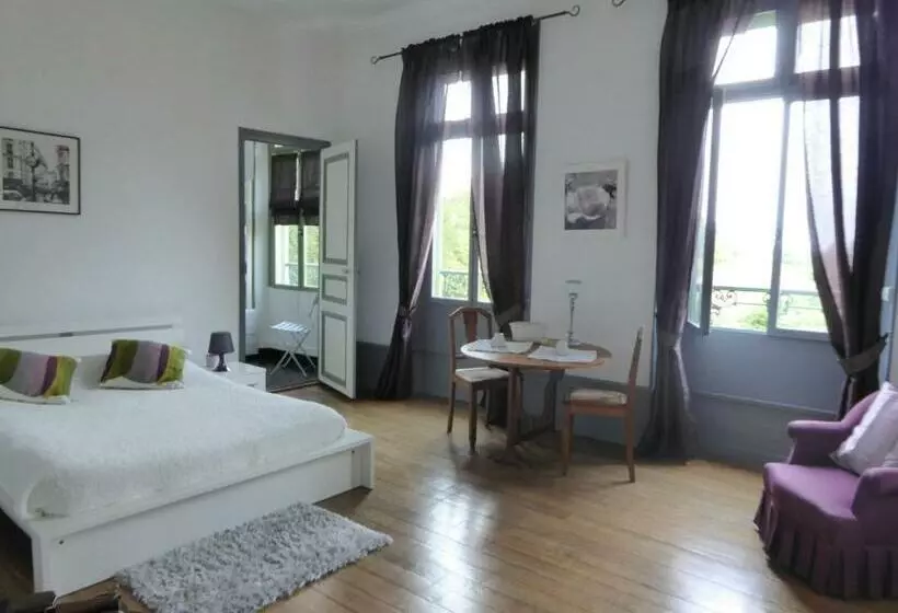 Aamiaismajoitus (B&B) Chateau De Pougy