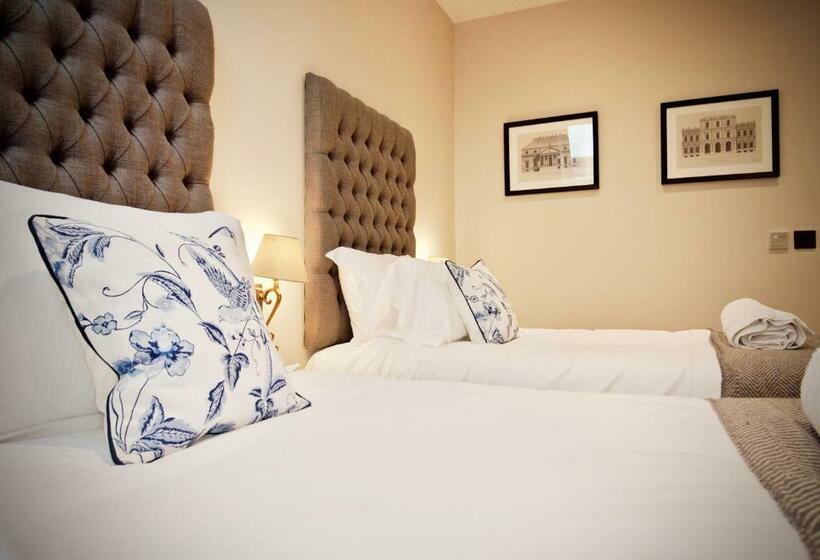 Отель Blacknest Golf And Country Club