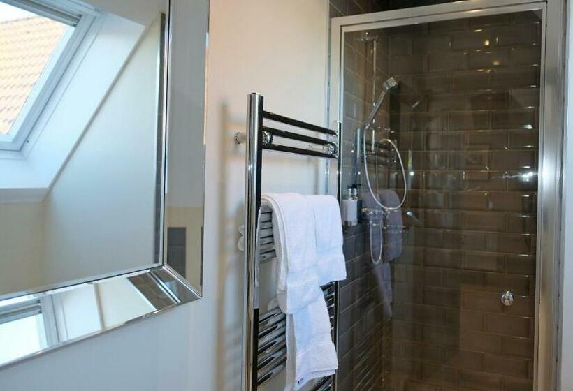 Отель Blacknest Golf And Country Club