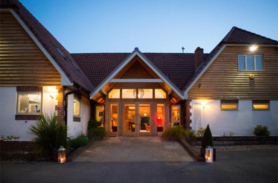 Отель Blacknest Golf And Country Club