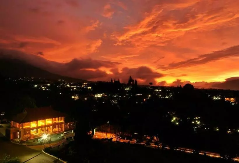 Hotelli The Grand Hill Resort