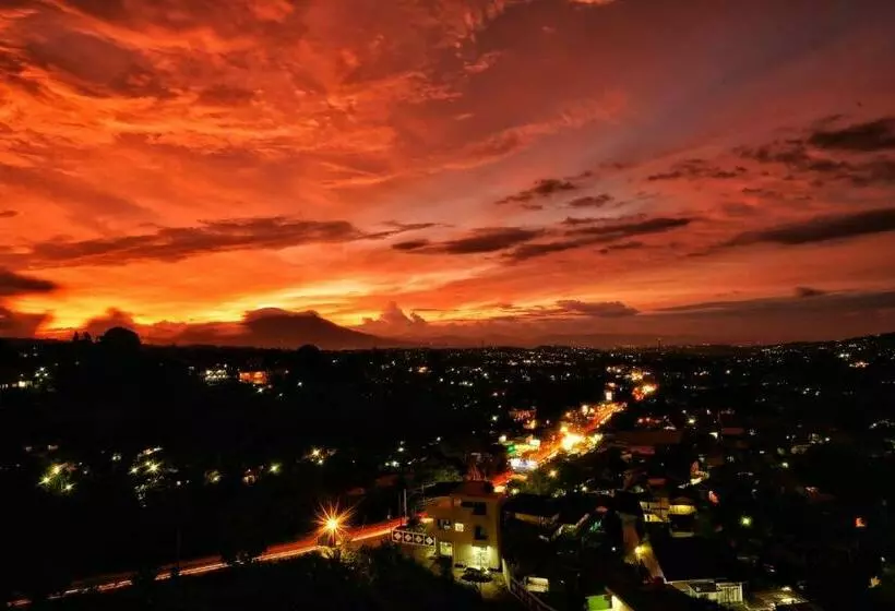 Hotelli The Grand Hill Resort