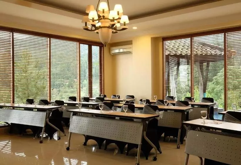 Hotelli The Grand Hill Resort