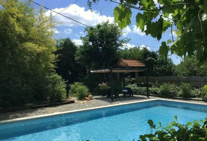 Aamiaismajoitus (B&B) Villa Léovil