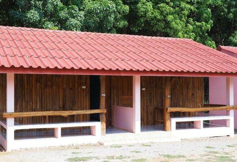 פנסיון Kaokondo Resort